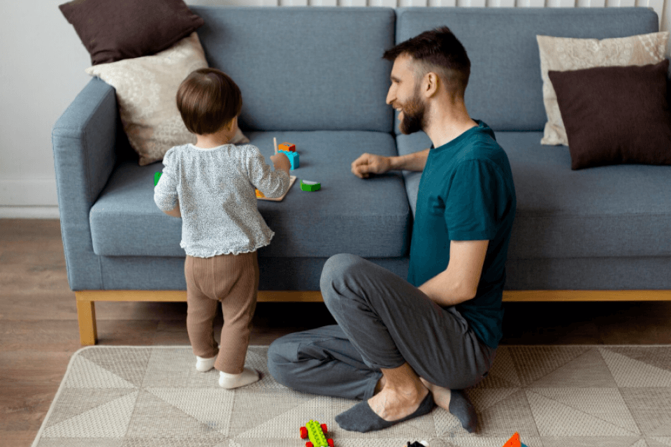 Padre cuidando a su hijo enfermo en casa durante la paternidad responsable