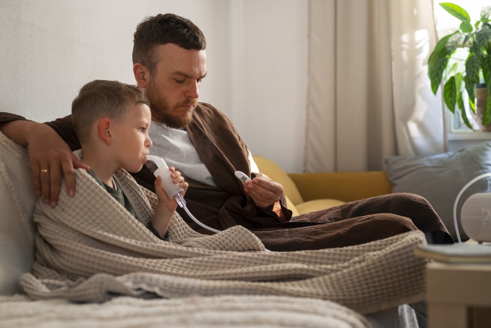 Padre cuidando a su hijo enfermo en casa durante la paternidad responsable