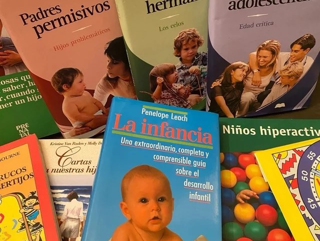 Diferentes libros sobre desarrollo infantil para padres primerizos