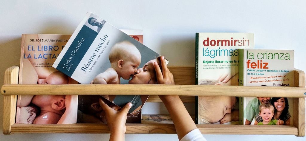Libros sobre cómo ser padres y crianza para padres primerizos en una estantería